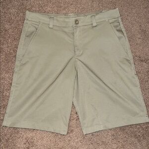 Under Armour Youth Khaki Golf Shorts – Size Large (Excellent Condition)